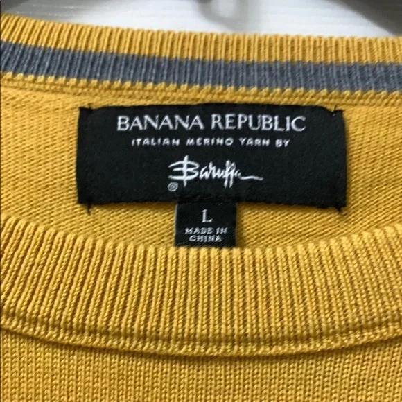 BANANA REPUBLIC Men's Gold Sweater